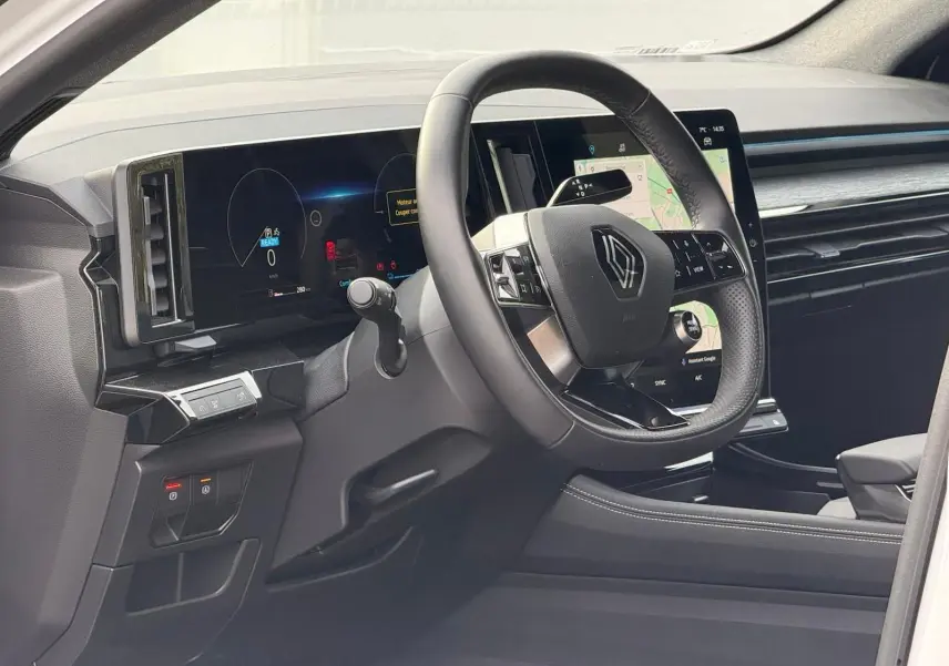 Vue intérieure côté conducteur du Renault Austral E-Tech 200 hybride, avec tableau de bord numérique et écran tactile central.
