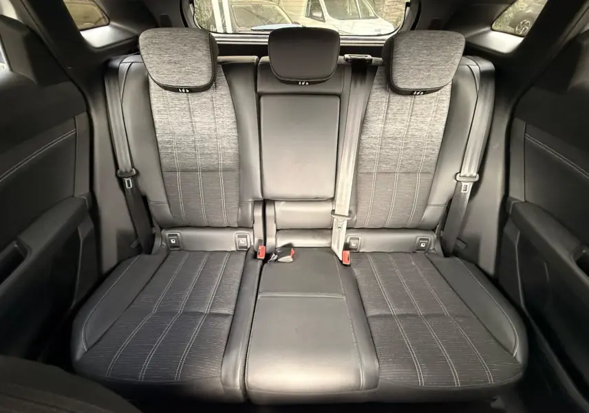 Vue intérieure sur la banquette arrière en tissu et cuir noir avec appuie-têtes du Renault Austral E-Tech 2023.