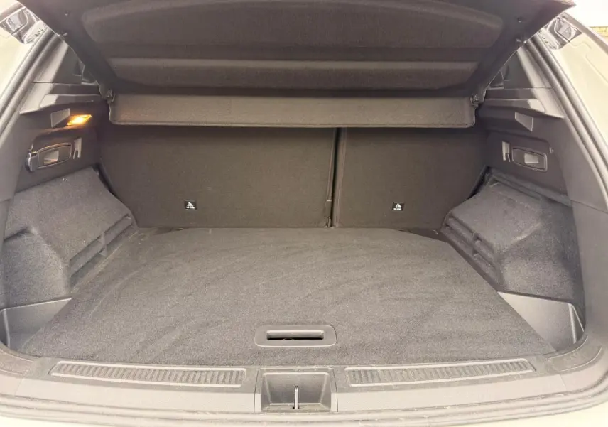 Coffre ouvert du Renault Austral E-Tech 200 blanc nacré, vue intérieure arrière montrant un espace de chargement spacieux et propre.