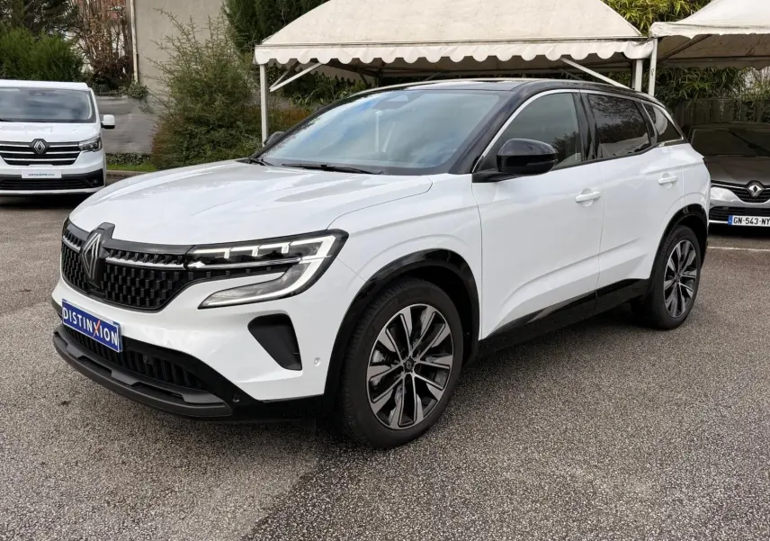 Renault Austral E-Tech 200 blanc nacré avec toit noir, vue 3/4 avant droit, jantes alliage bi-ton et calandre distinctive.