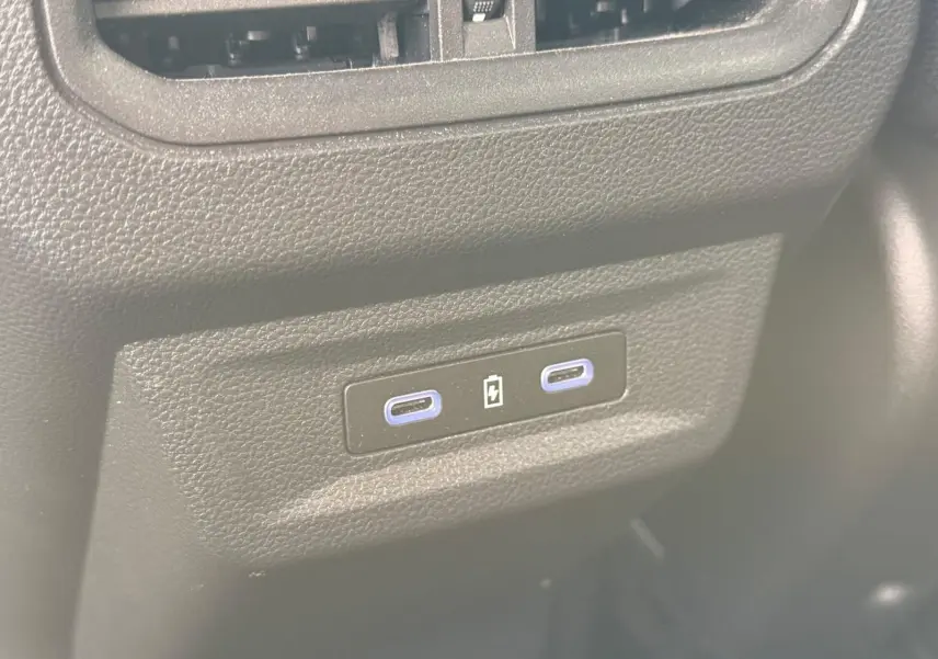 Prise USB double en gros plan sur la console centrale du Renault Austral E-Tech blanc nacré 2023.