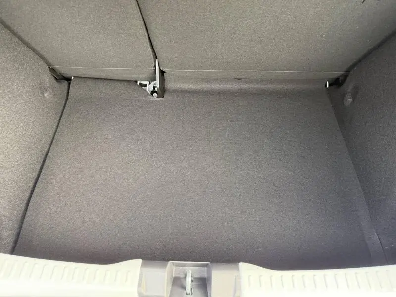 Vue plongeante sur le coffre vide et propre du Dacia Sandero 2025 blanc Glacier, soulignant son espace de rangement.