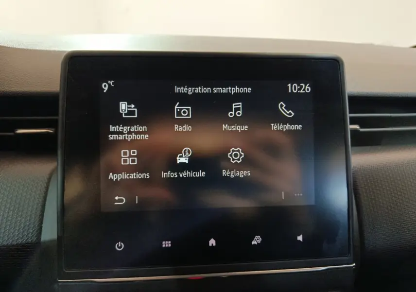 Écran tactile central de la Renault Clio gris clair 2023 affichant les options multimédias et réglages.