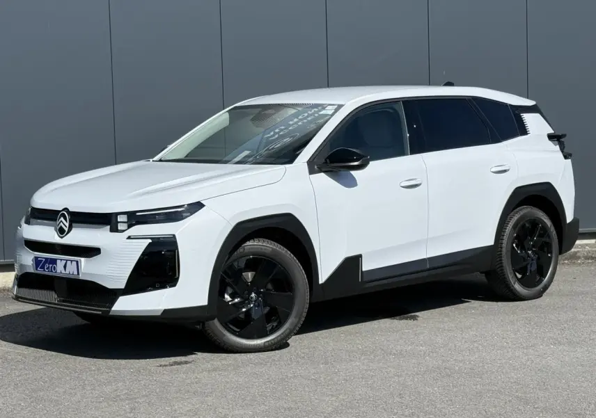 Citroën C5 Aircross blanc Okénite en 3/4 avant droit avec jantes noires et détails noirs contrastants.