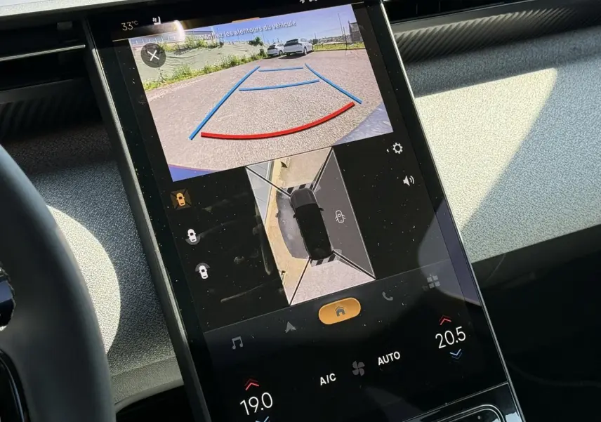 Écran tactile intérieur montrant la caméra de recul et la vue 360° du Citroën C5 Aircross blanc Okénite.