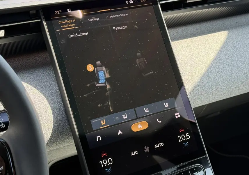 Vue rapprochée de l’écran tactile central du Citroën C5 Aircross blanc, affichant les réglages de chauffage et ventilation des sièges.