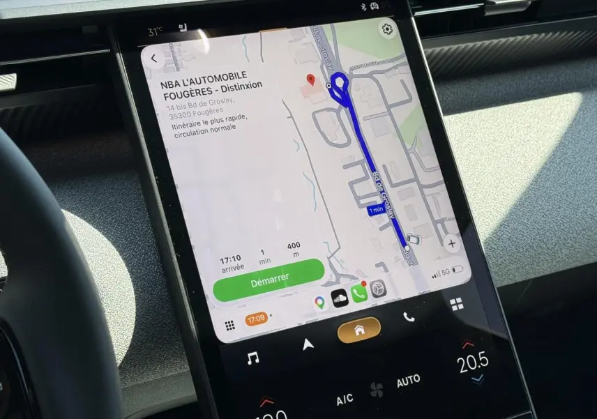 Vue intérieure du tableau de bord du Citroën C5 Aircross 2025 avec écran tactile vertical affichant la navigation GPS.