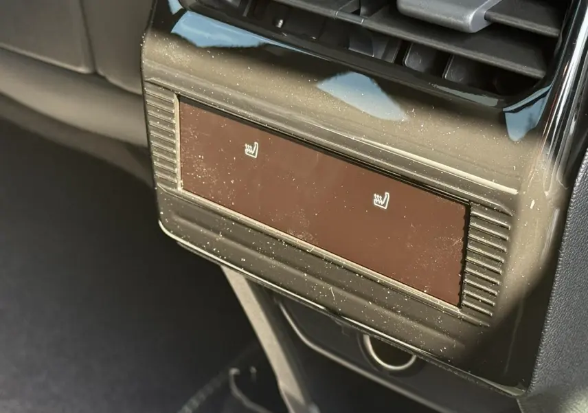 Gros plan sur les commandes de sièges chauffants arrière du Citroën C5 Aircross hybride 2025, finition Hype Grey.