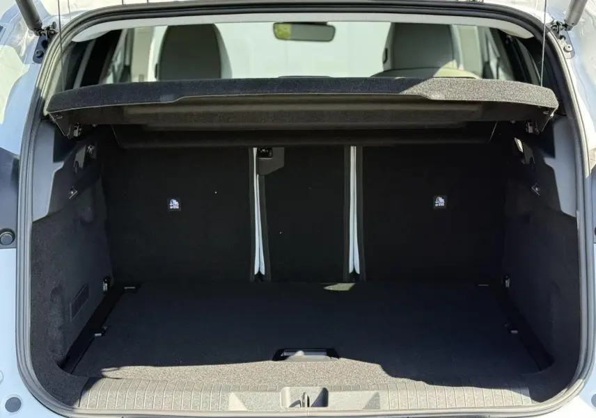 Coffre ouvert vu de l'arrière du Citroën C5 Aircross blanc Okénite, montrant un espace de chargement spacieux et noir.
