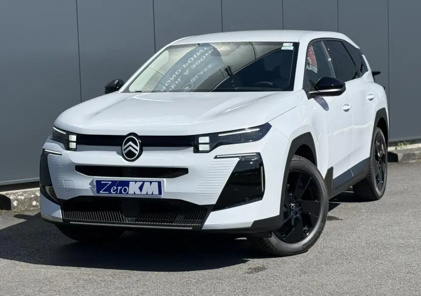 Citroën C5 Aircross blanc Okénite en 3/4 avant droit avec jantes noires et détails noirs contrastants.