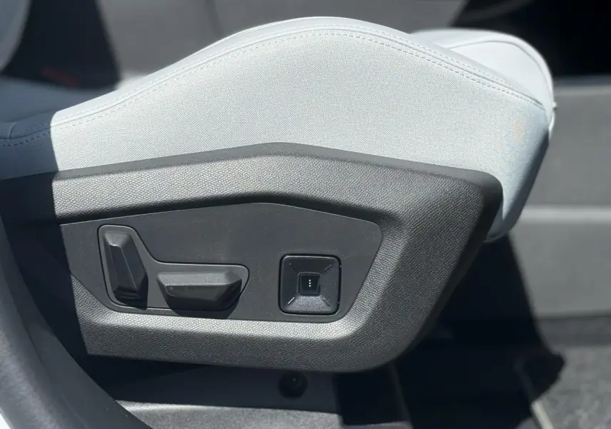 Gros plan sur les commandes électriques du siège avant gris clair du Citroën C5 Aircross 2025.