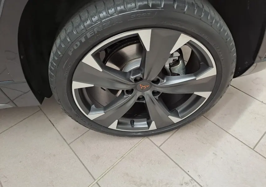 Gros plan sur la roue avant gauche du CUPRA Ateca 2024 noir magique, mettant en valeur la jante alliage au design sportif.