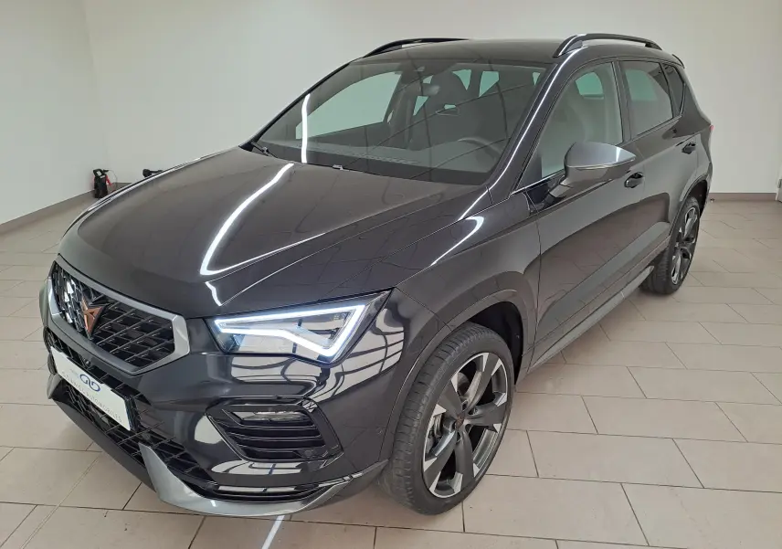 Vue 3/4 avant du CUPRA Ateca 1.5 TSI 150 DSG7 2024 en noir magique, avec jantes alliage et signature lumineuse LED.