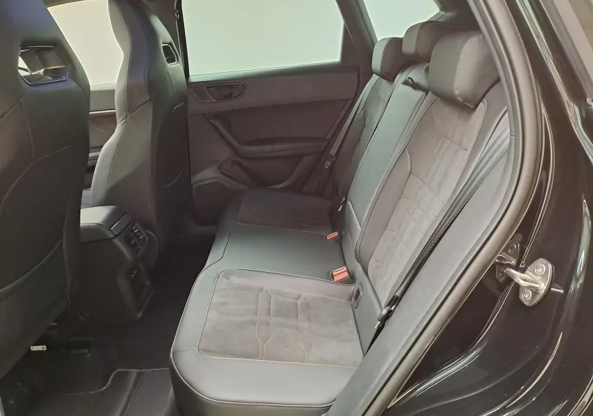 Vue intérieure côté droit des sièges arrière en cuir noir et alcantara avec surpiqûres orange du CUPRA Ateca 2024 Noir Magique.