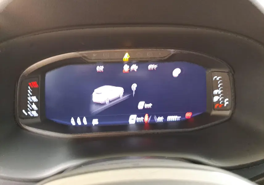 Tableau de bord numérique de la CUPRA Ateca 2024, affichage central avec icônes de sécurité et informations du véhicule.