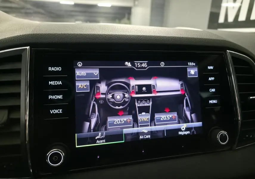 Écran tactile central du tableau de bord du Skoda Karoq 2024 affichant la climatisation bi-zone à 20,5°C.