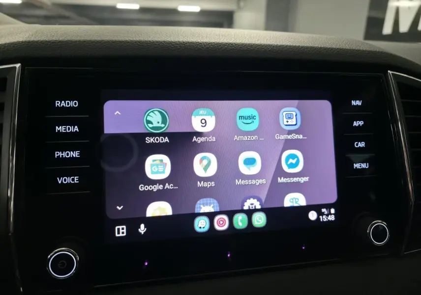 Écran tactile central du tableau de bord du Skoda Karoq 2024 avec interface multimédia et commandes tactiles.