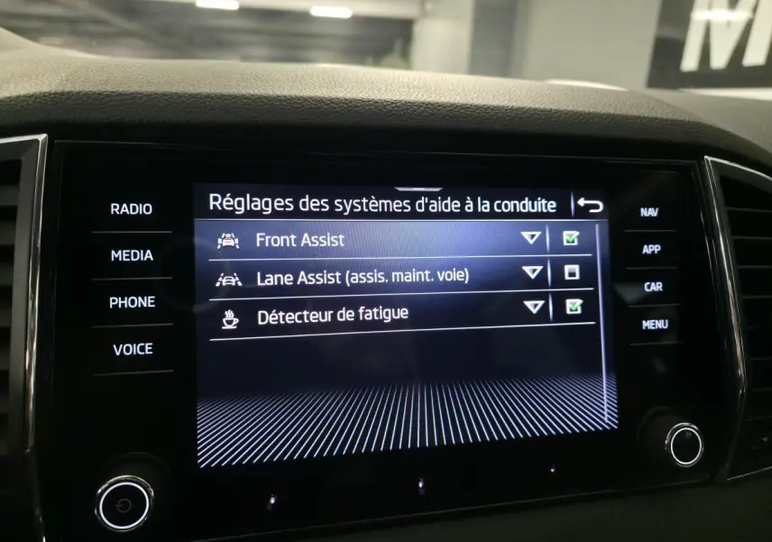 Écran tactile intérieur du Skoda Karoq 2024 affichant les réglages d’aide à la conduite.