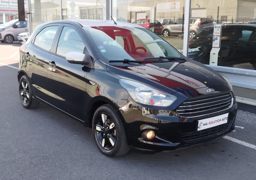 Ford KA+ 2020 vue 3/4 avant droit, noir Shadow avec toit blanc et jantes noires bicolores.