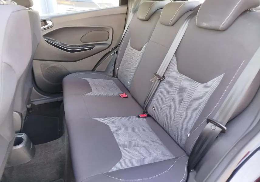 Vue intérieure côté droit des sièges arrière gris avec motifs géométriques de la Ford KA+ 2020 Édition Noire.