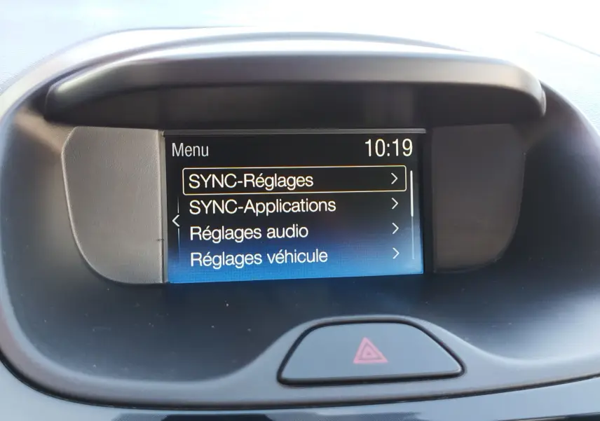 Écran central du tableau de bord du Ford KA+ 2020 affichant le menu SYNC avec les réglages du véhicule.