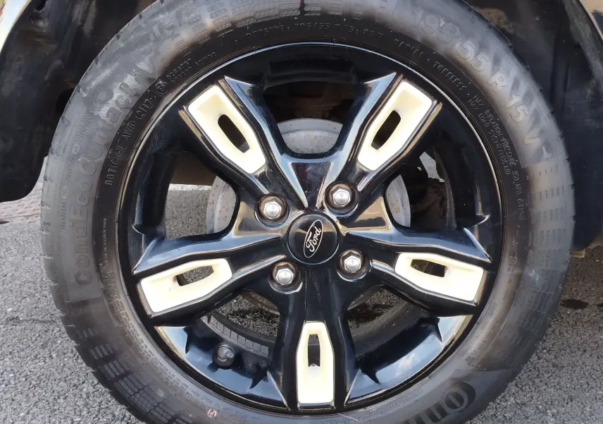 Gros plan sur la jante bi-ton noire et blanche d'une Ford KA+ 2020, mettant en valeur le logo central Ford.