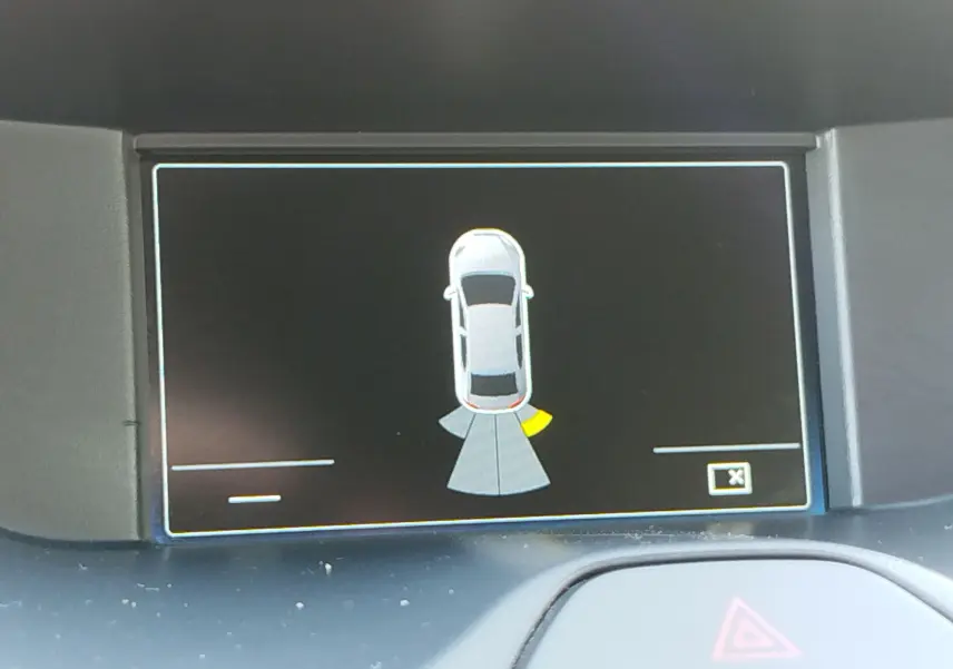 Écran intérieur de la Ford KA+ 2020 affichant l'alerte de proximité arrière droite en mode stationnement.