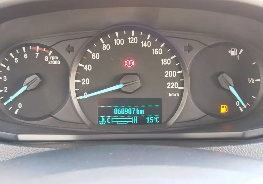 Vue rapprochée du tableau de bord du Ford KA+ 2020, affichant le compteur kilométrique et les voyants d'alerte.