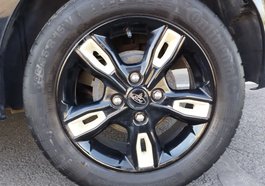 Gros plan sur la jante noire et blanche du Ford KA+ 2020, mettant en valeur le logo Ford au centre.