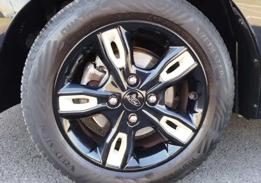 Gros plan sur la jante noire et blanche du Ford KA+ 2020, mettant en valeur le logo Ford au centre.