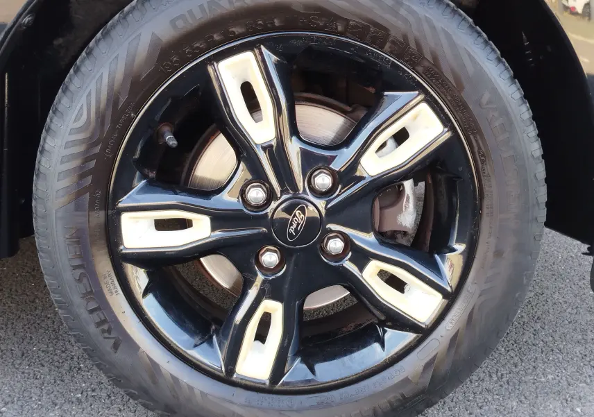 Gros plan sur la jante noire et beige bi-ton de la Ford KA+ 2020, mettant en valeur le logo central Ford.