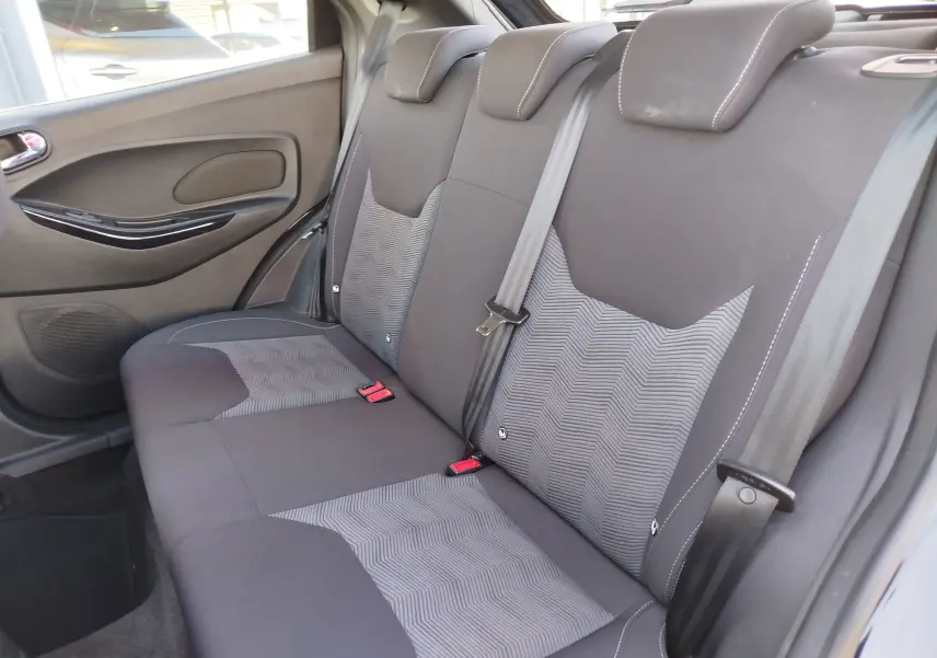 Vue intérieure côté gauche des sièges arrière gris foncé avec motifs géométriques et ceintures de sécurité dans une Ford KA+ 2020.
