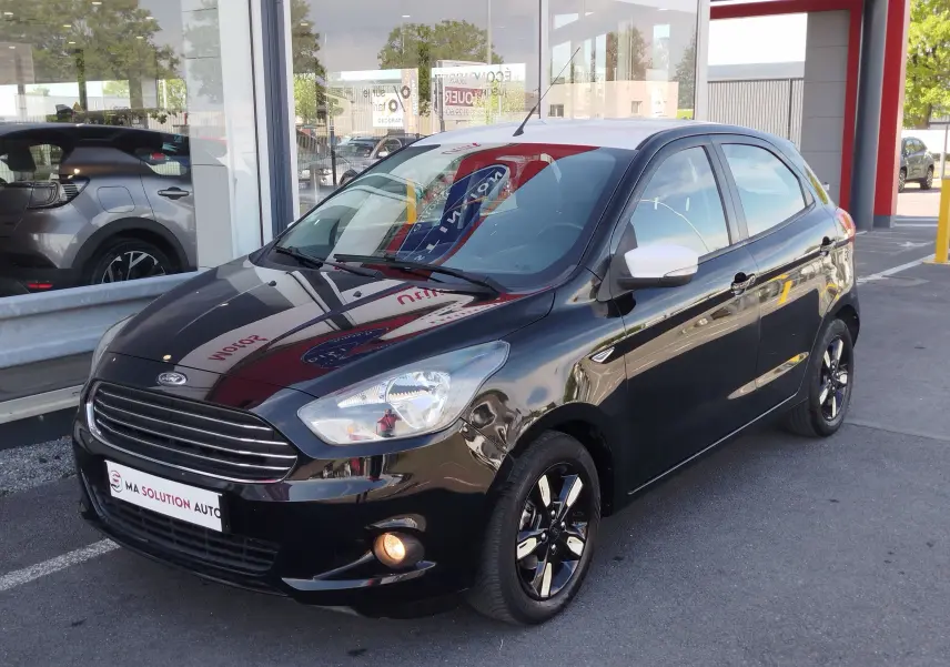 Ford KA+ 2020 noir Shadow avec toit blanc, vue 3/4 avant droit, jantes noires et rétroviseur blanc.