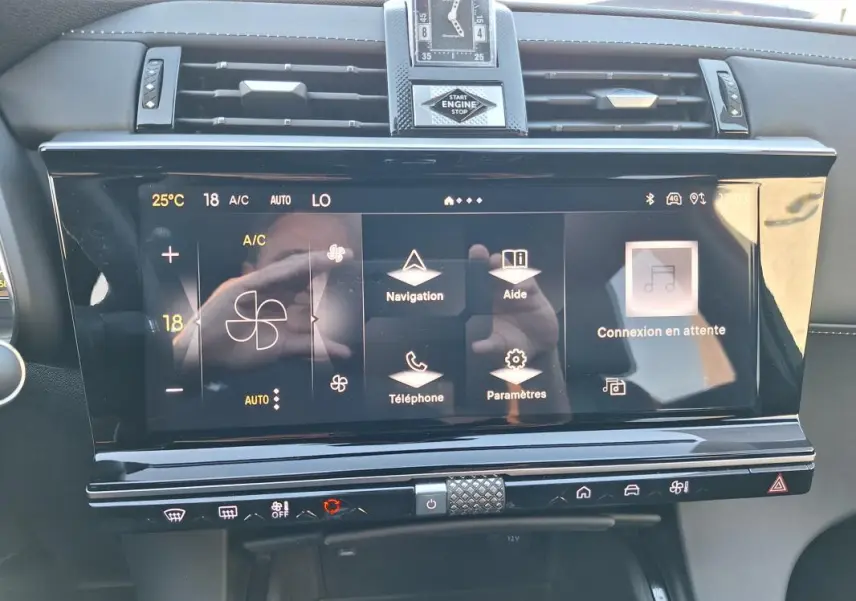 Vue rapprochée de l’écran tactile central du DS7 2025 gris, affichant la climatisation et les options de navigation.