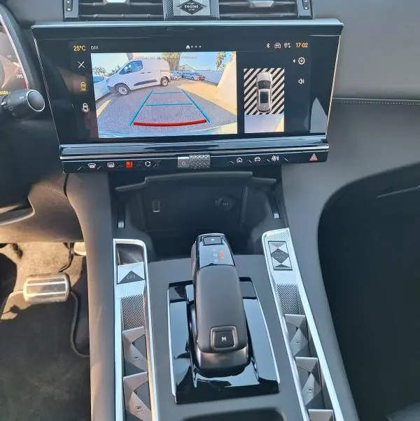 Vue intérieure du DS7 BlueHDi 130 EAT8 2025 montrant la console centrale avec levier de vitesse et écran tactile de recul.