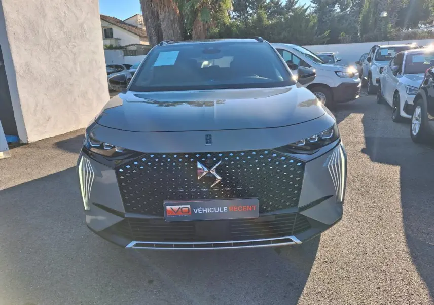 Vue avant d'un DS7 BlueHDi 130 EAT8 Etoile gris 2025 avec calandre distinctive et feux LED verticaux.