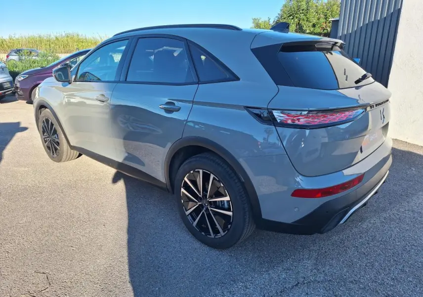 Vue 3/4 arrière droite du SUV DS7 BlueHDi 130 EAT8 Etoile gris 2025 avec feux arrière LED et jantes noires.