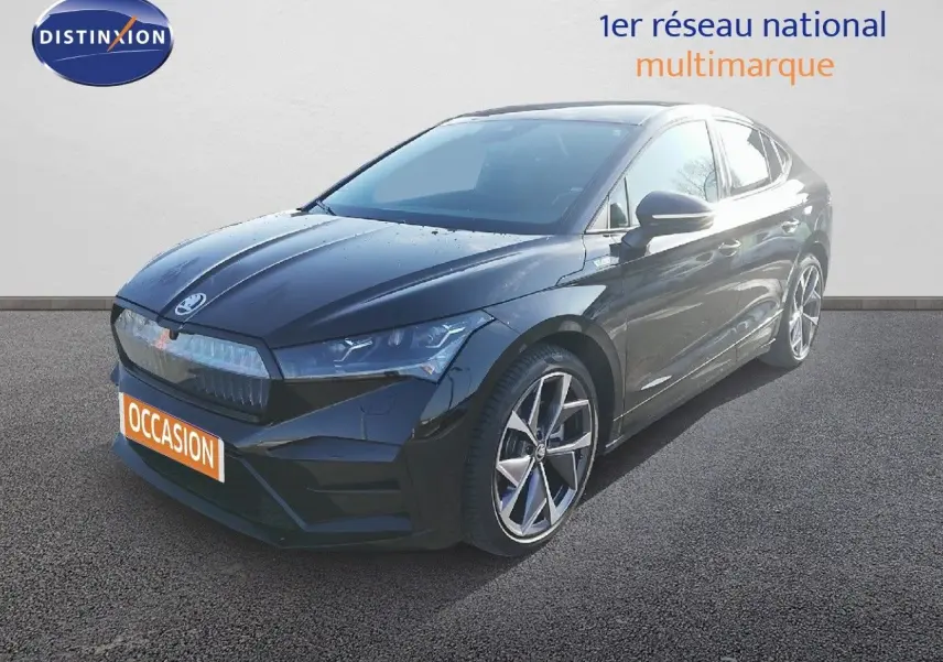 Vue 3/4 avant d'un Skoda Enyaq Coupé noir métal électrique avec jantes alliage et calandre distinctive.