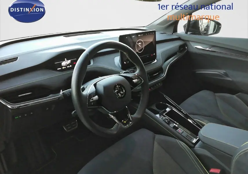 Intérieur noir du Skoda Enyaq Coupé 2022, vue côté conducteur sur le tableau de bord et volant multifonction.