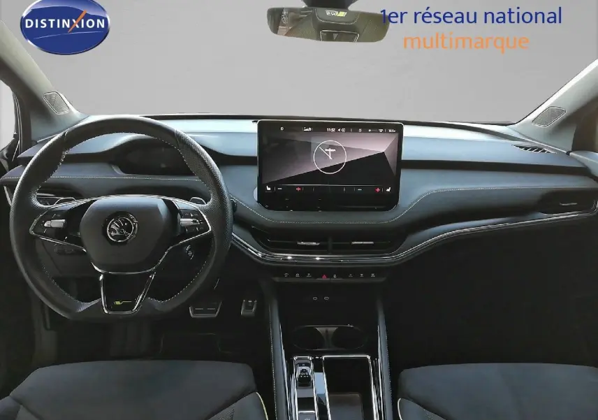 Tableau de bord et volant noir de la Skoda Enyaq RS 2022 vus de face, avec écran tactile central lumineux.