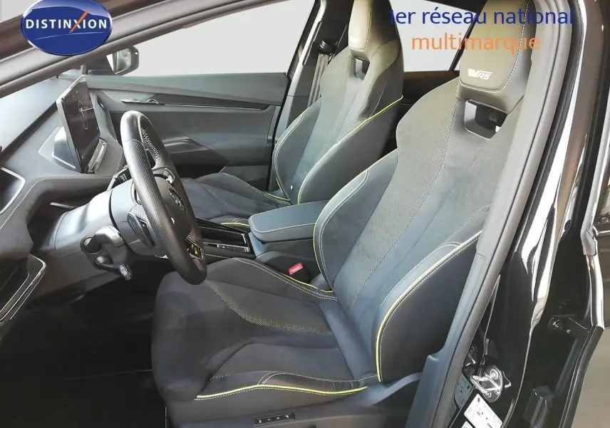 Vue intérieure côté conducteur du Skoda Enyaq Coupé noir métal 2022, sièges sport RS avec surpiqûres jaunes.