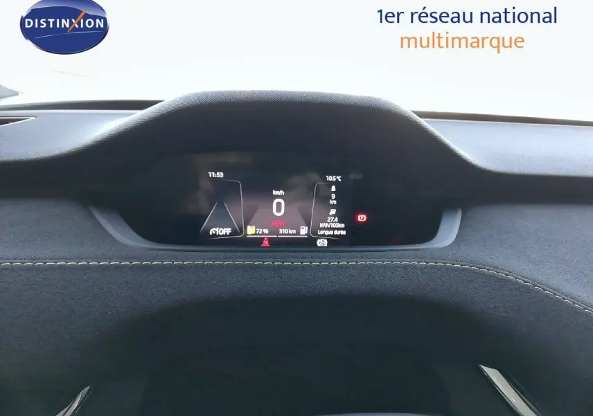 Tableau de bord numérique de la Skoda Enyaq RS noire, affichant les informations de conduite et batterie à 11h53.