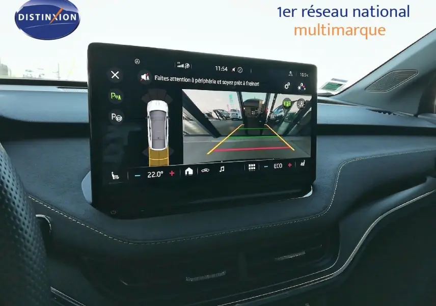 Écran tactile central affichant la caméra de recul dans l'habitacle d'une Skoda Enyaq noire métal 2022.