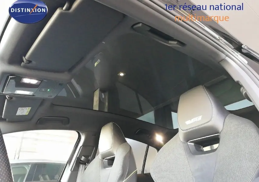 Intérieur du Skoda Enyaq RS noir métal 2022, vue sur sièges avant sport et toit panoramique en verre.