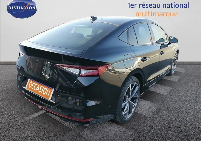 Vue 3/4 arrière droite d'un Skoda Enyaq Coupé noir métal électrique avec jantes alliage et feux LED distinctifs.