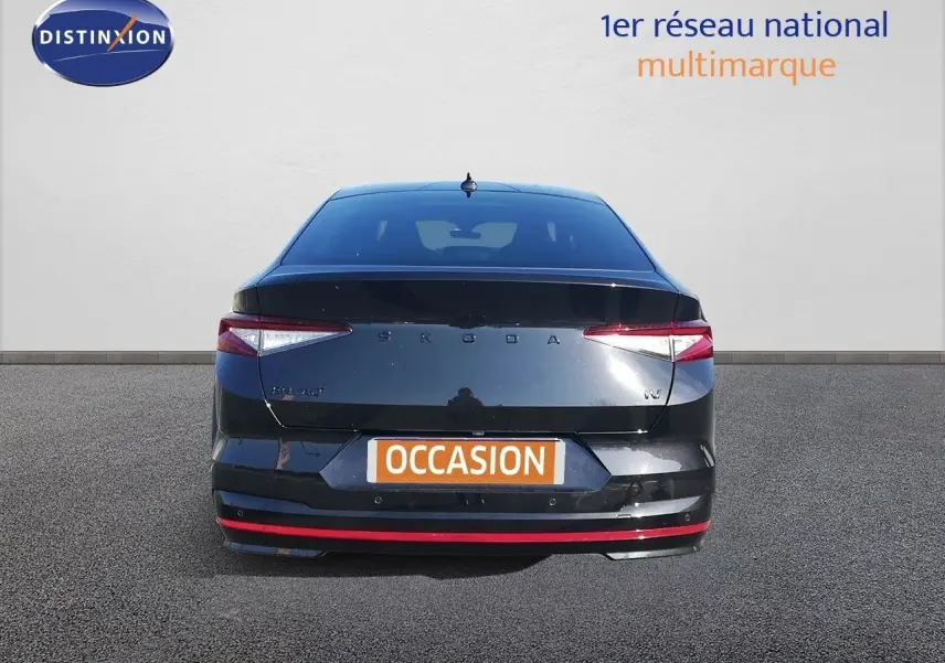 Vue arrière d'une Skoda Enyaq Coupé noire métal avec feux LED et bande rouge distinctive sur le pare-chocs.