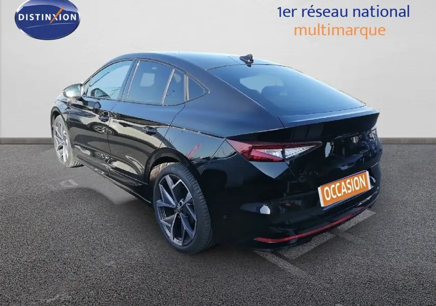 Vue 3/4 arrière droite d'un Skoda Enyaq Coupé noir métal électrique avec jantes sport et feux LED distinctifs.