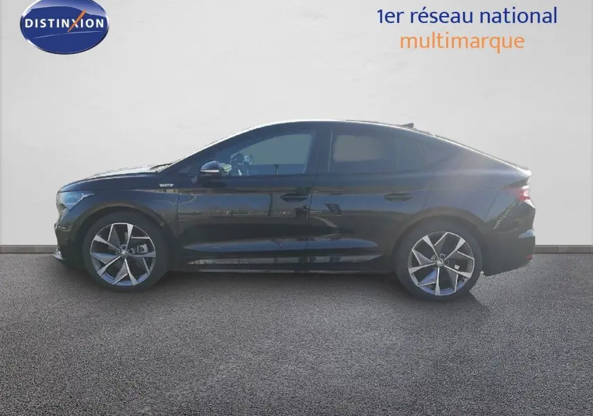 Profil latéral droit d'un Skoda Enyaq Coupé noir métal 2022, soulignant ses jantes alliage et sa silhouette élancée.