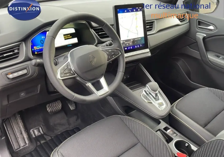 Intérieur avant du Renault Symbioz 2025 noir étoile métal, volant multifonction et écran tactile vertical avec navigation.