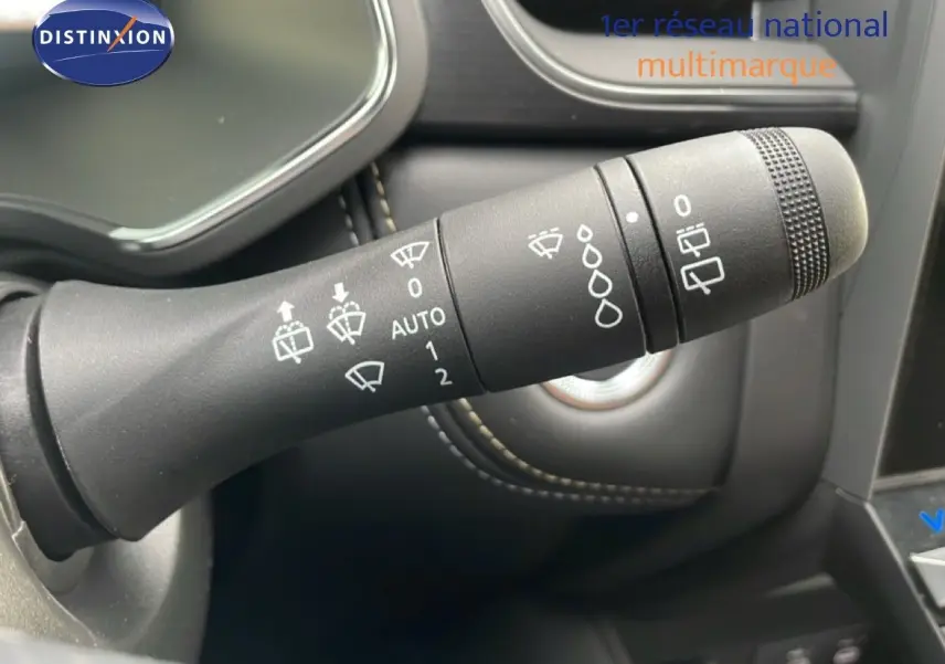 Gros plan sur la commande des essuie-glaces dans l'habitacle noir de la Renault Symbioz 2025 finition Iconic.